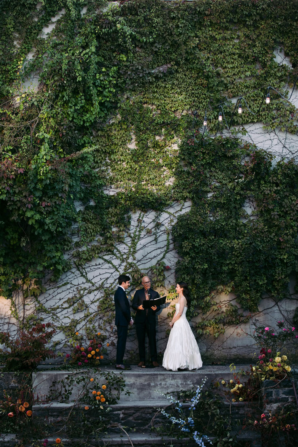 La boda en el jardín secreto de dos arquitectos centrada en el diseño