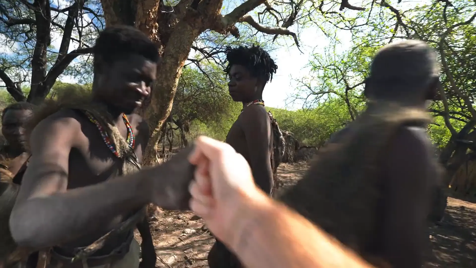 Saludando a la tribu Hadzabe y aprendiendo su saludo 'Mfana'