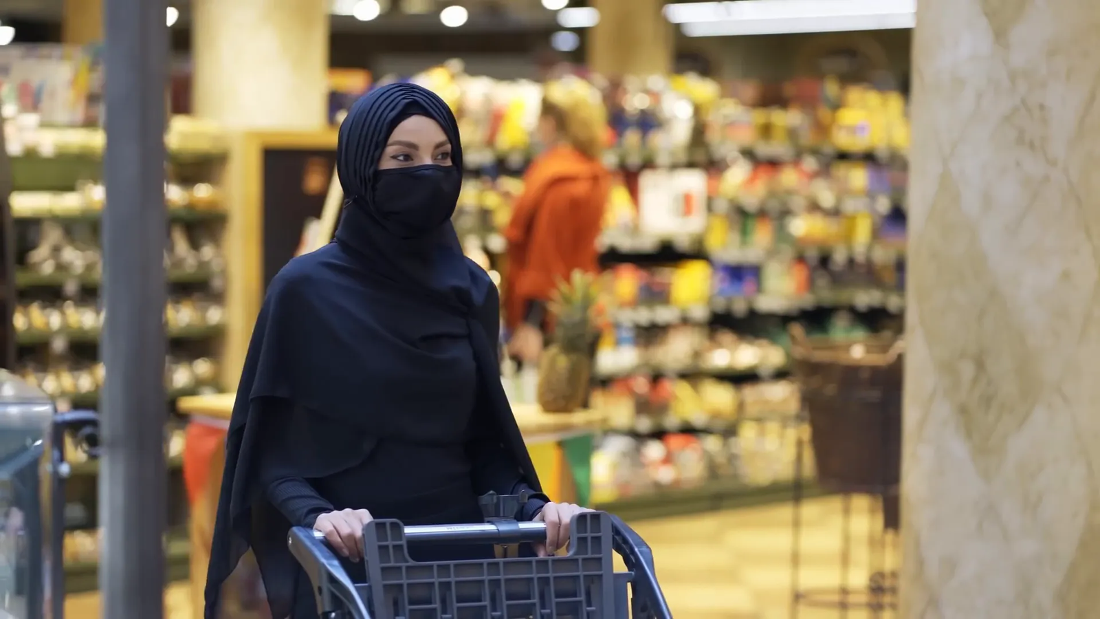 Mujeres locales en Dubái con diferentes estilos, reflejando cambios culturales