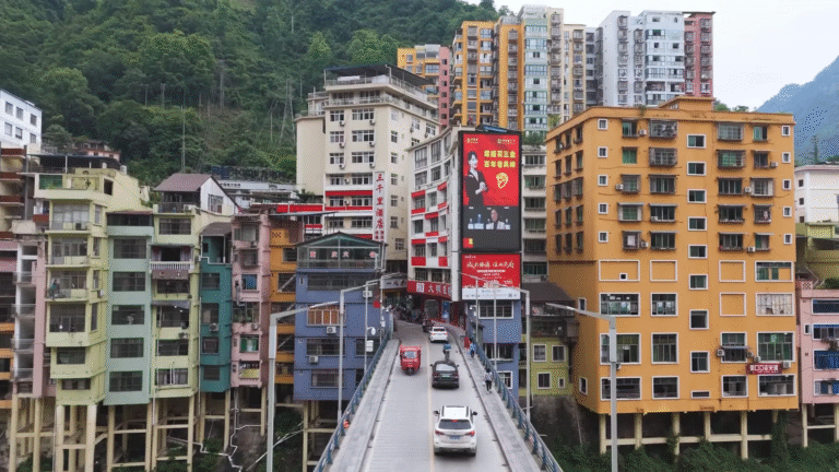 Descubre Yanjin, la ciudad más estrecha del mundo: ¡un lugar donde la vida desafía la geografía!