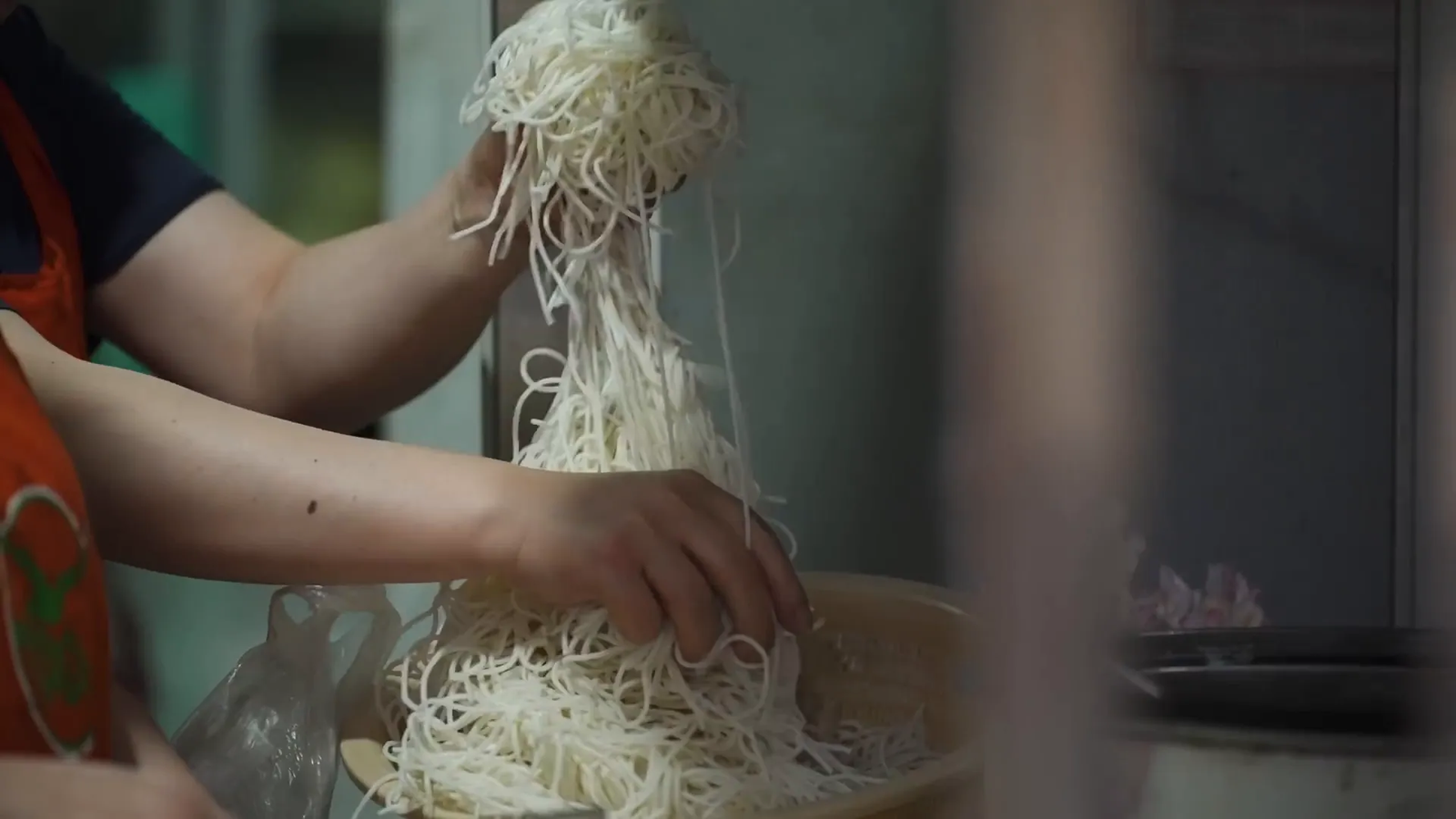 Bowl de fideos de batata con ingredientes frescos en Yanjin