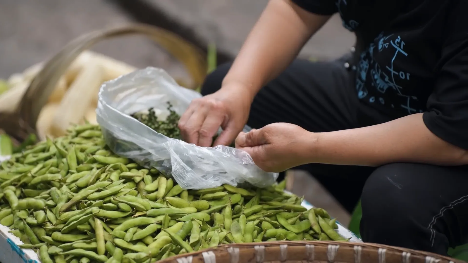 Puesto de mercado con frutas frescas y animales vivos en Yanjin