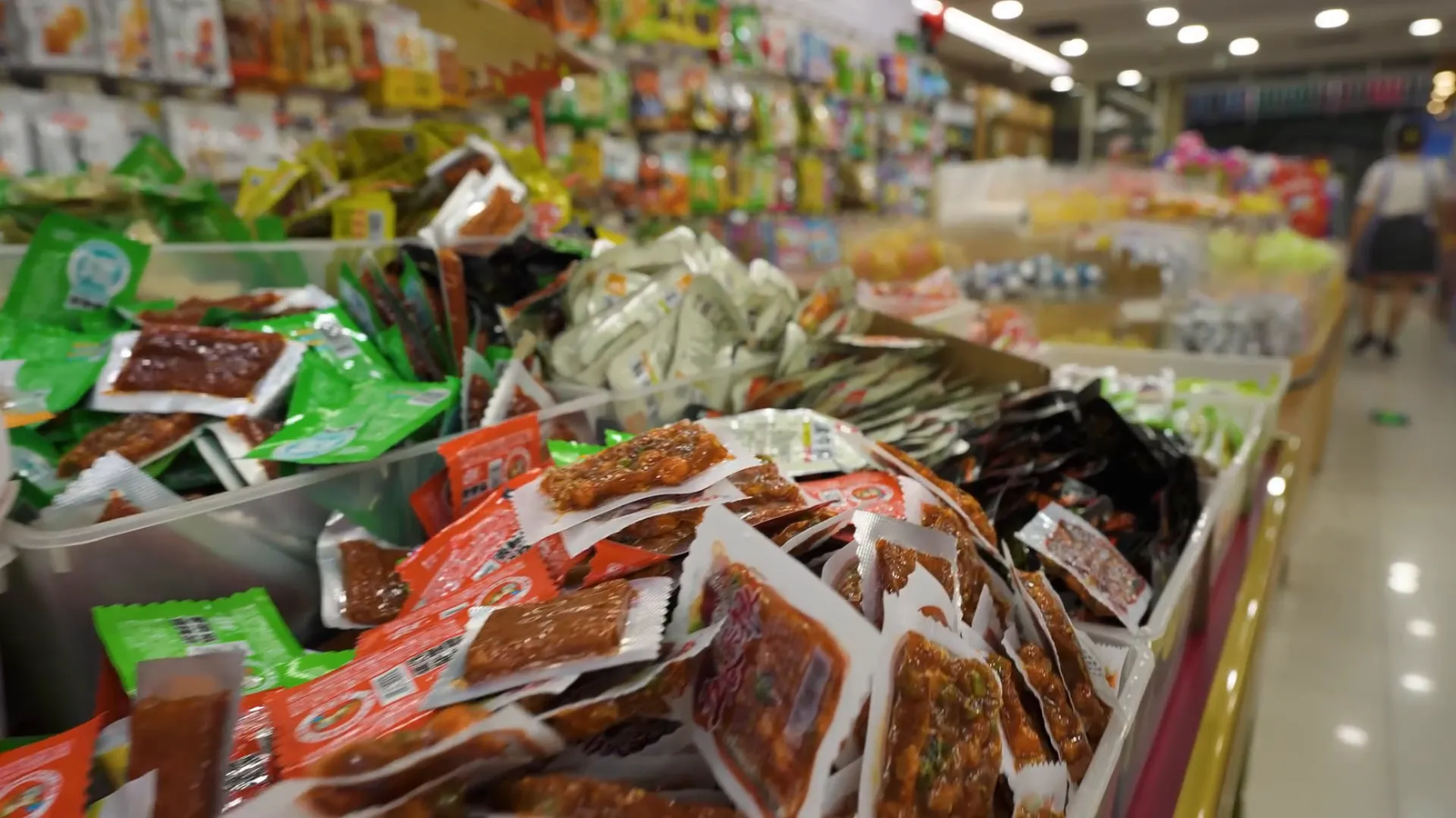 Supermercado con variedad de dulces y snacks en Yanjin