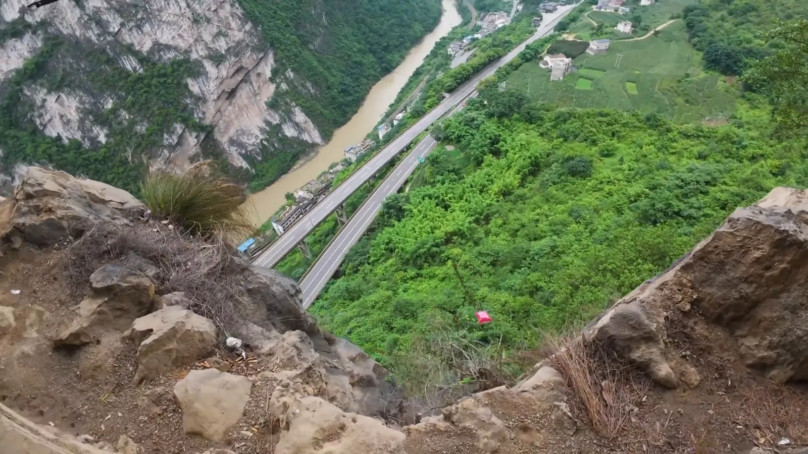 Camino peligroso en los acantilados cerca de Yanjin
