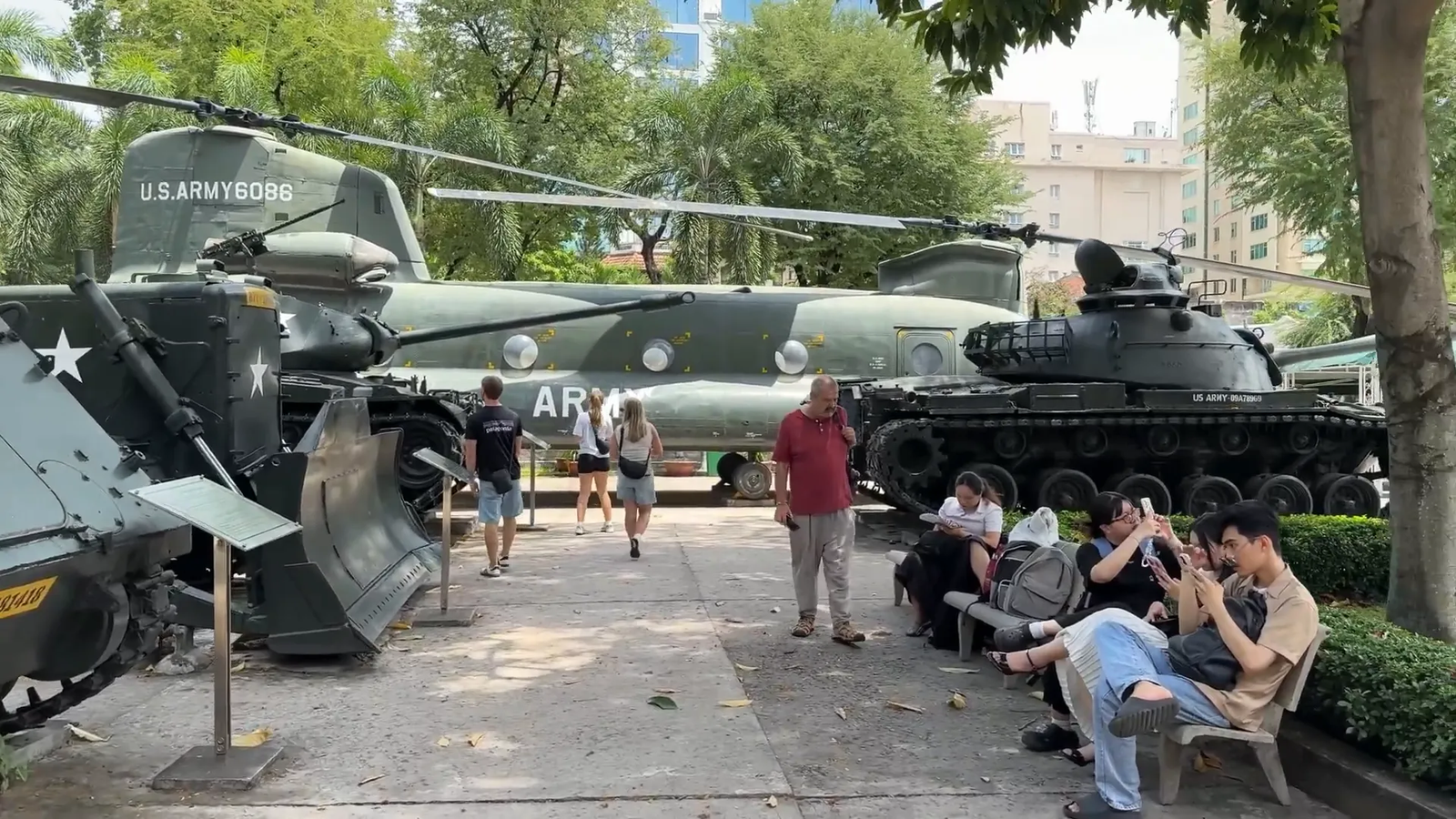 Exposición del Museo de los Vestigios de la Guerra con tanques y helicópteros