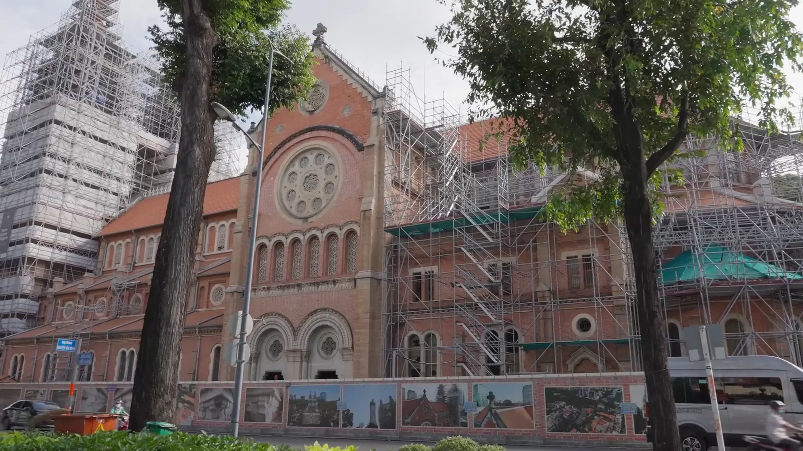 Catedral de Notre Dame en Saigón con andamios por restauración