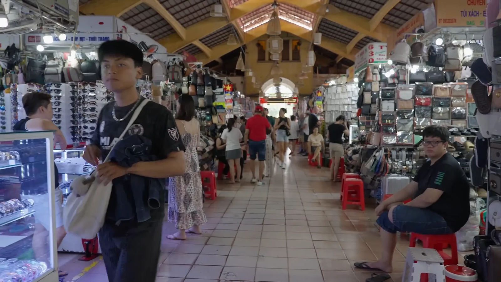 Mercado Ben Thanh con vendedores y techos coloniales