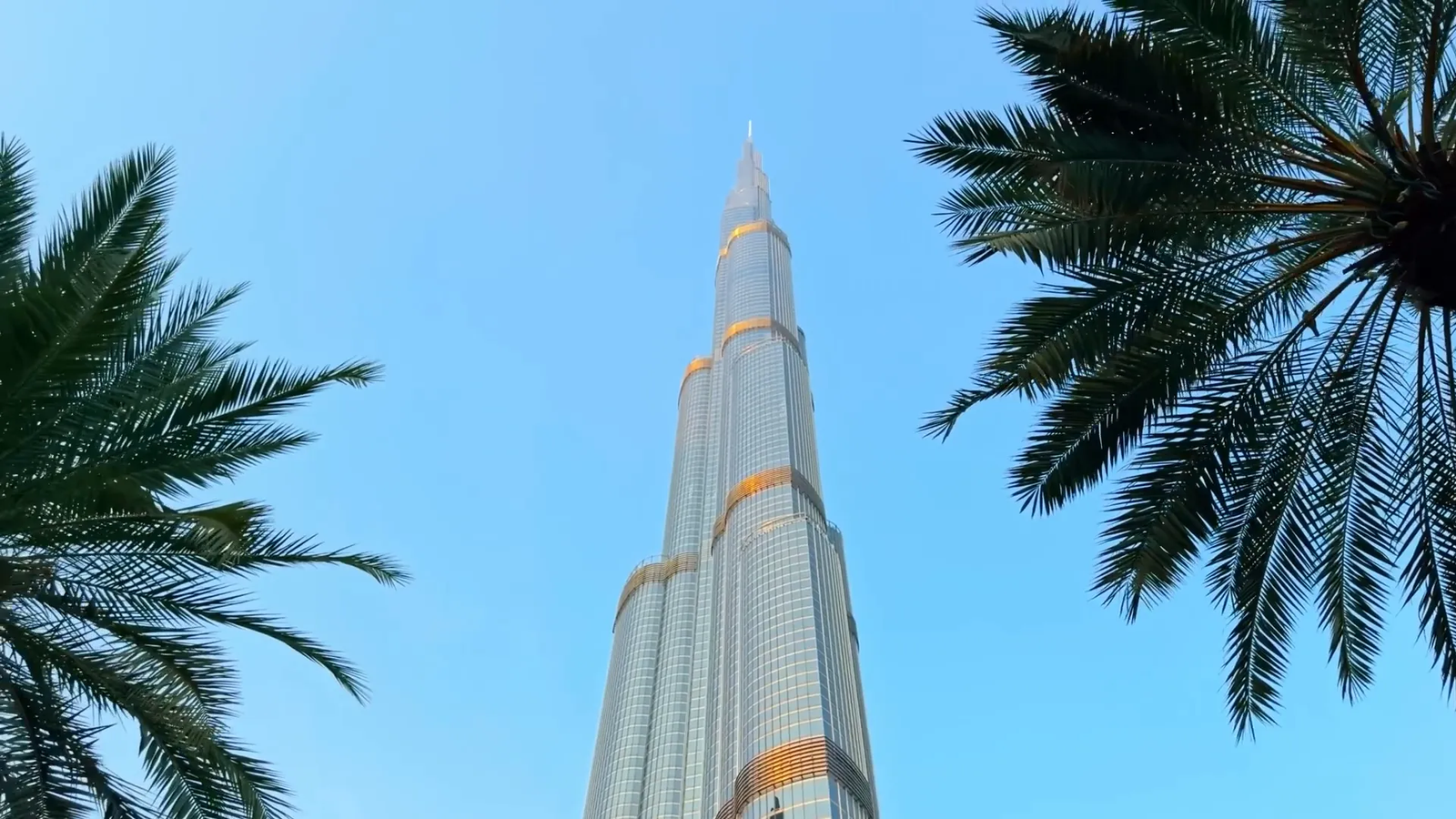 Vista imponente del Burj Khalifa, el edificio más alto del mundo