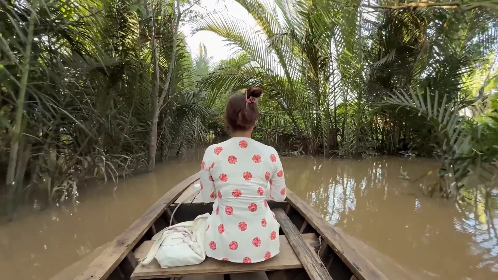Bote en el Delta del Mekong navegando un canal estrecho