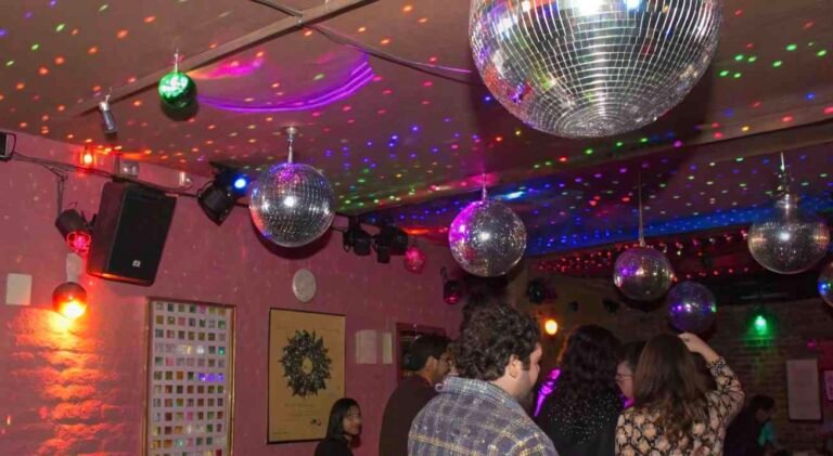 Bolas Disco: Más que Decoración, Son el Motor de Ambientes Inolvidables